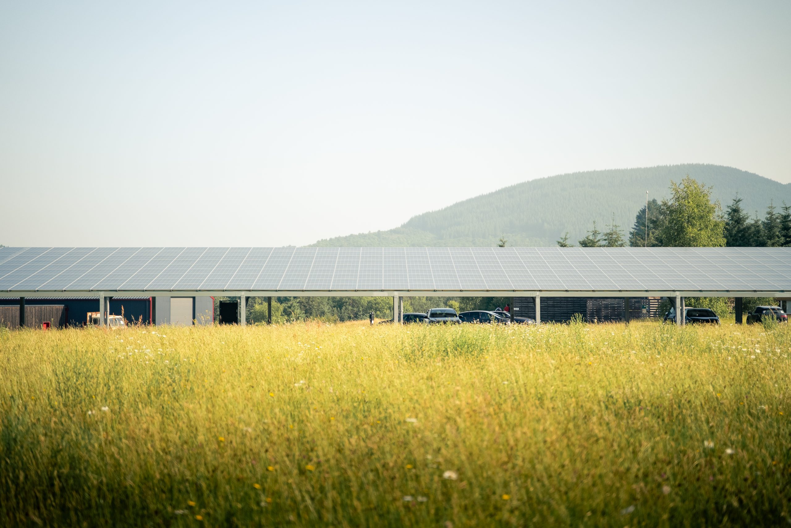 Vue du toit d'un parking équipé de panneaux photovoltaïques