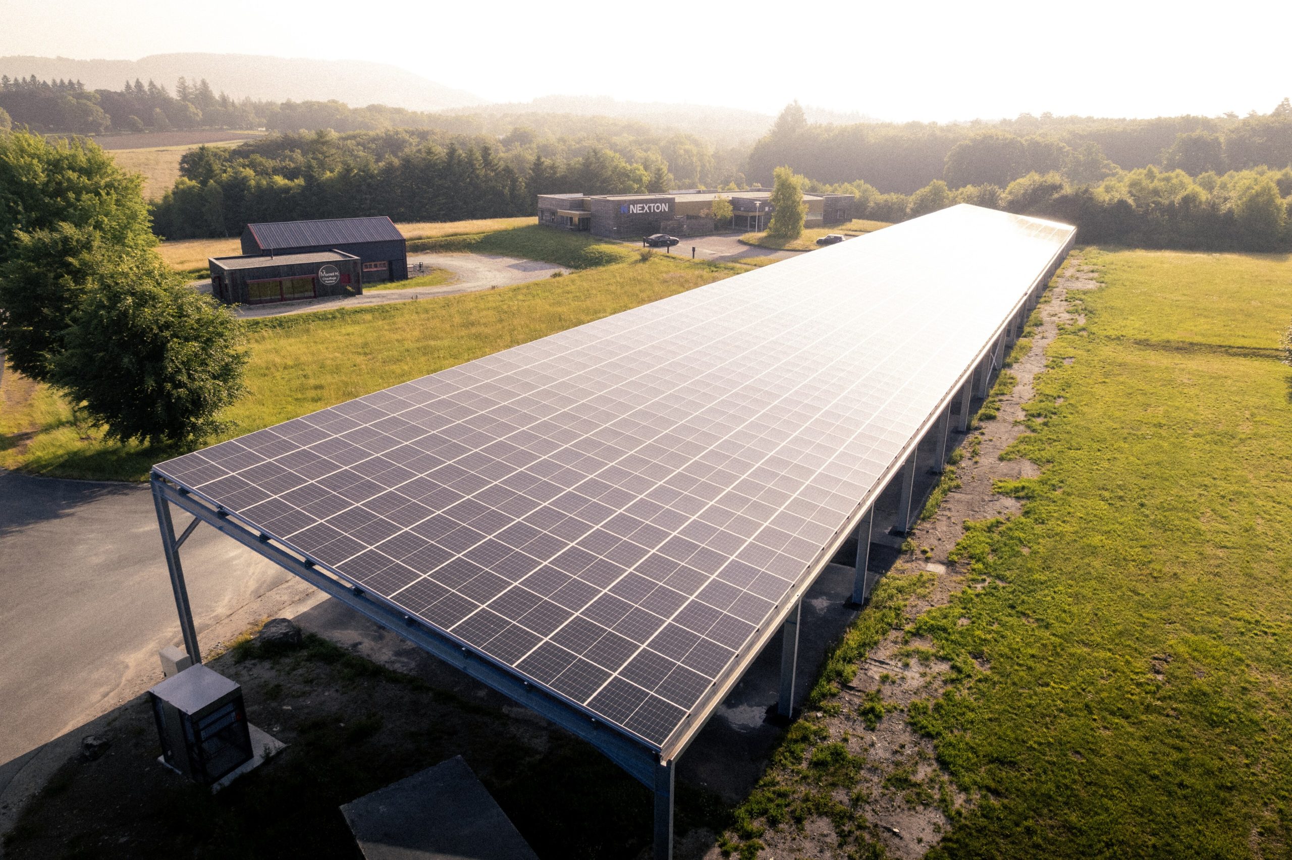 Structure solaire en champ ouvert avec vue sur collines.