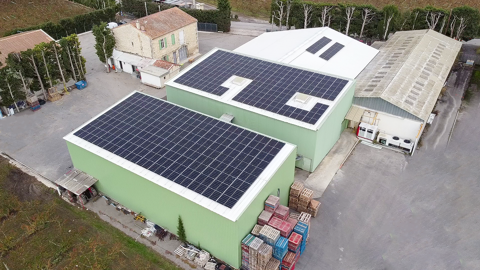 Vue aérienne d’un site industriel avec toitures solaires.