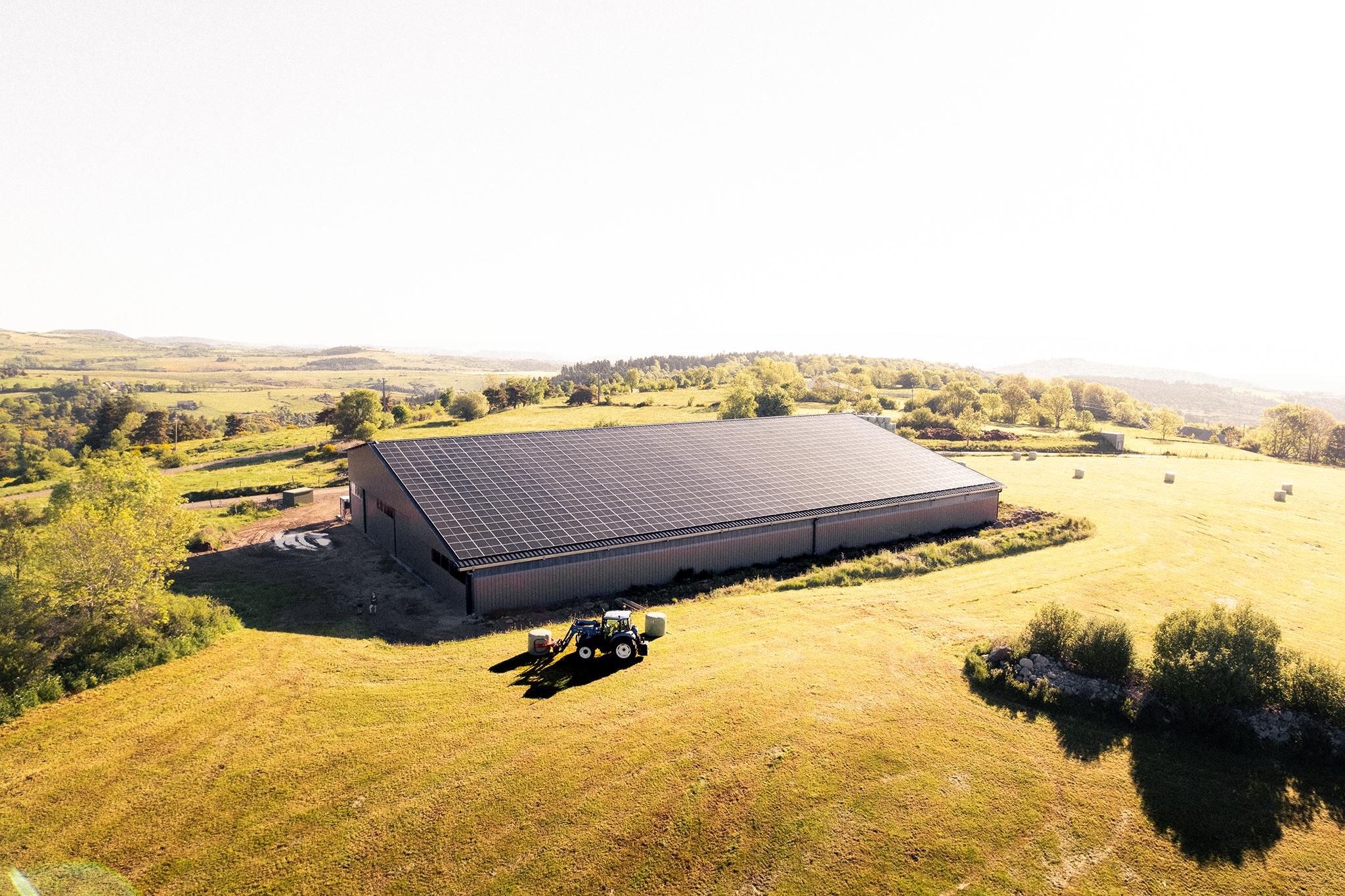 Bâtiment agricole au toit recouvert de panneaux photovoltaïques