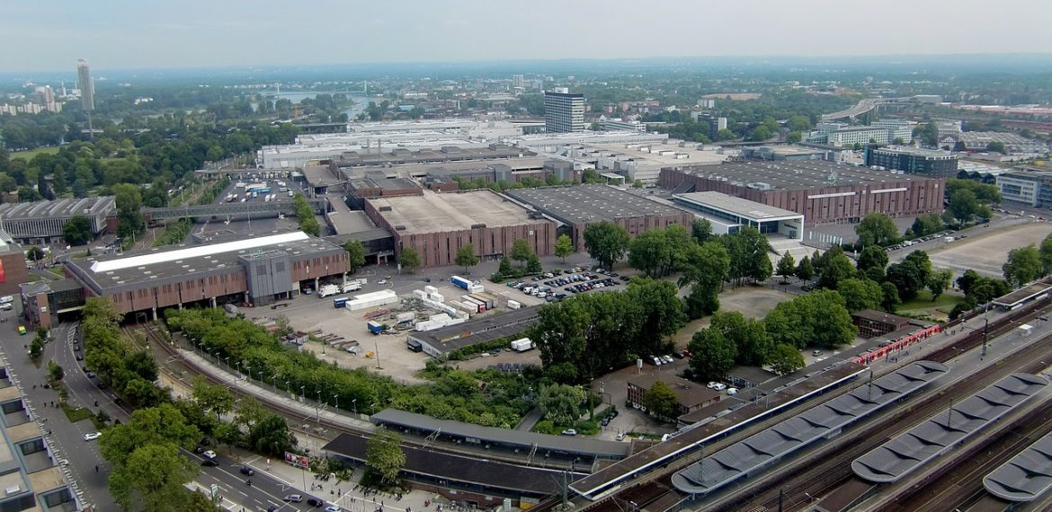 Photovoltaïque : peut-on installer des panneaux solaires sur les toitures industrielles ?