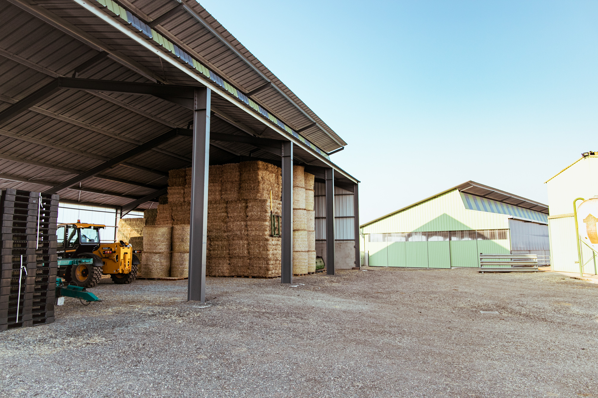 Hangar agricole photovoltaïque réaliser pour des agriculteurs.