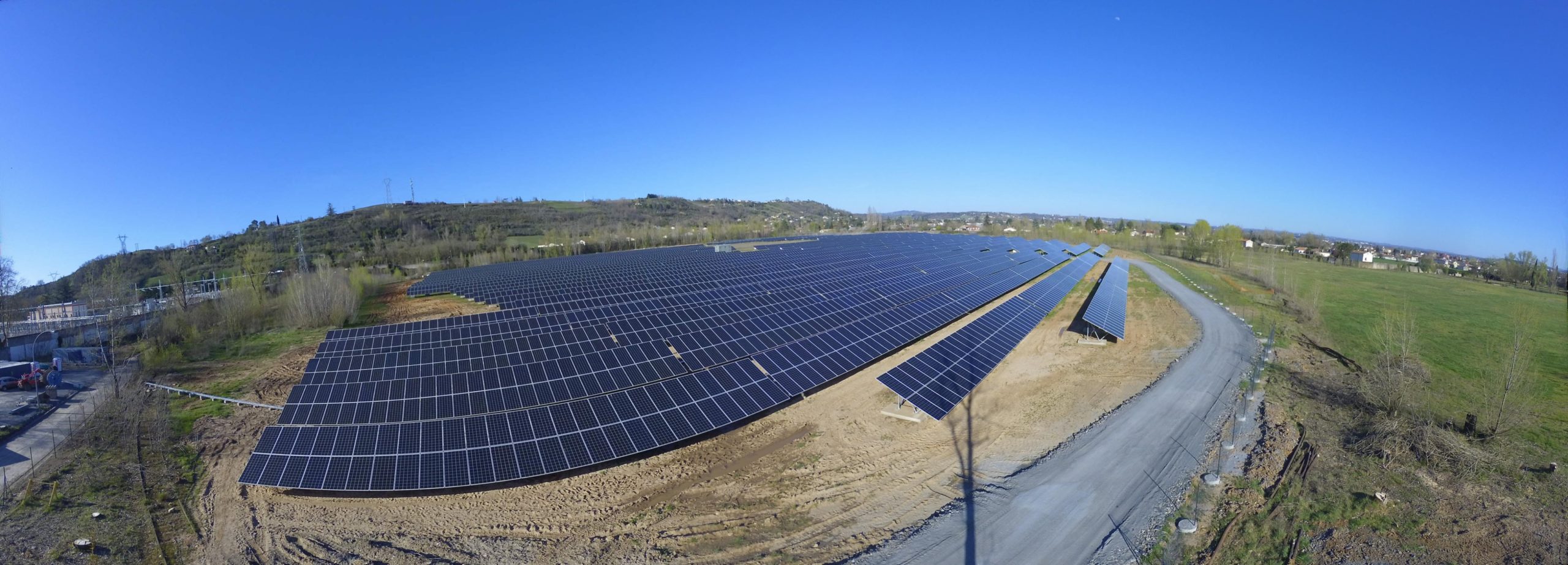 Centrale au sol Irisolaris vue du ciel sur la région d'Occitanie