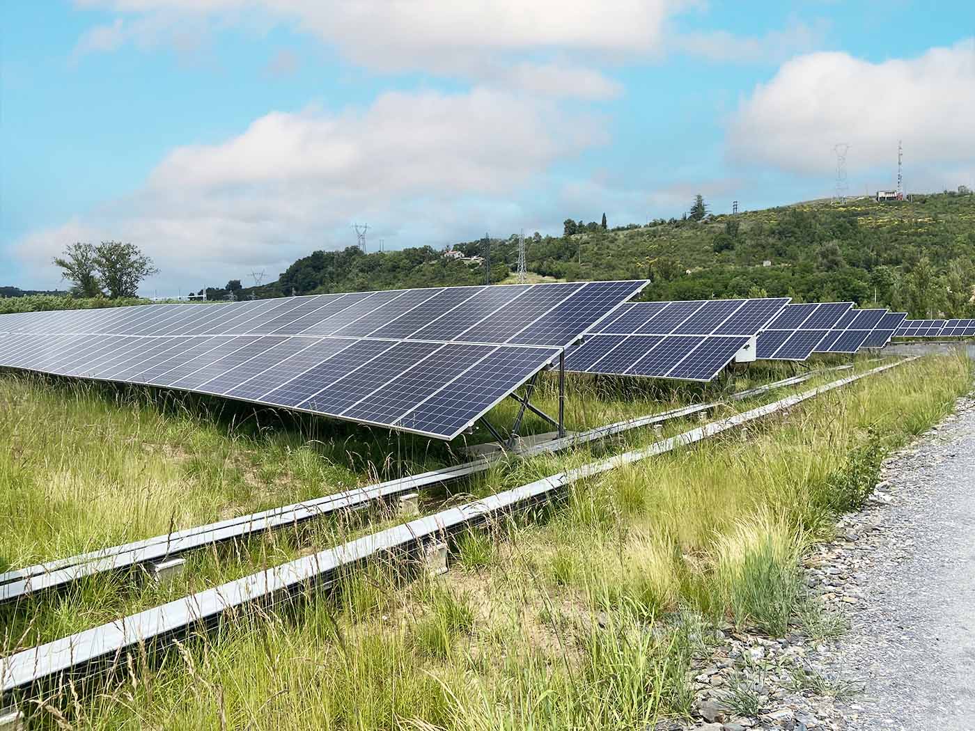 Centrale au sol d'Irisolaris vue sur nos panneaux solaires